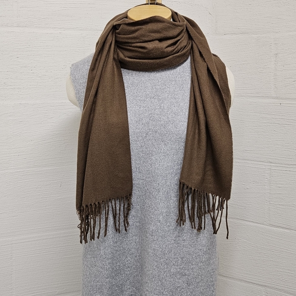 Made in Scotland Cashmere Fringe Scarf in Brown - Picture 3 of 10